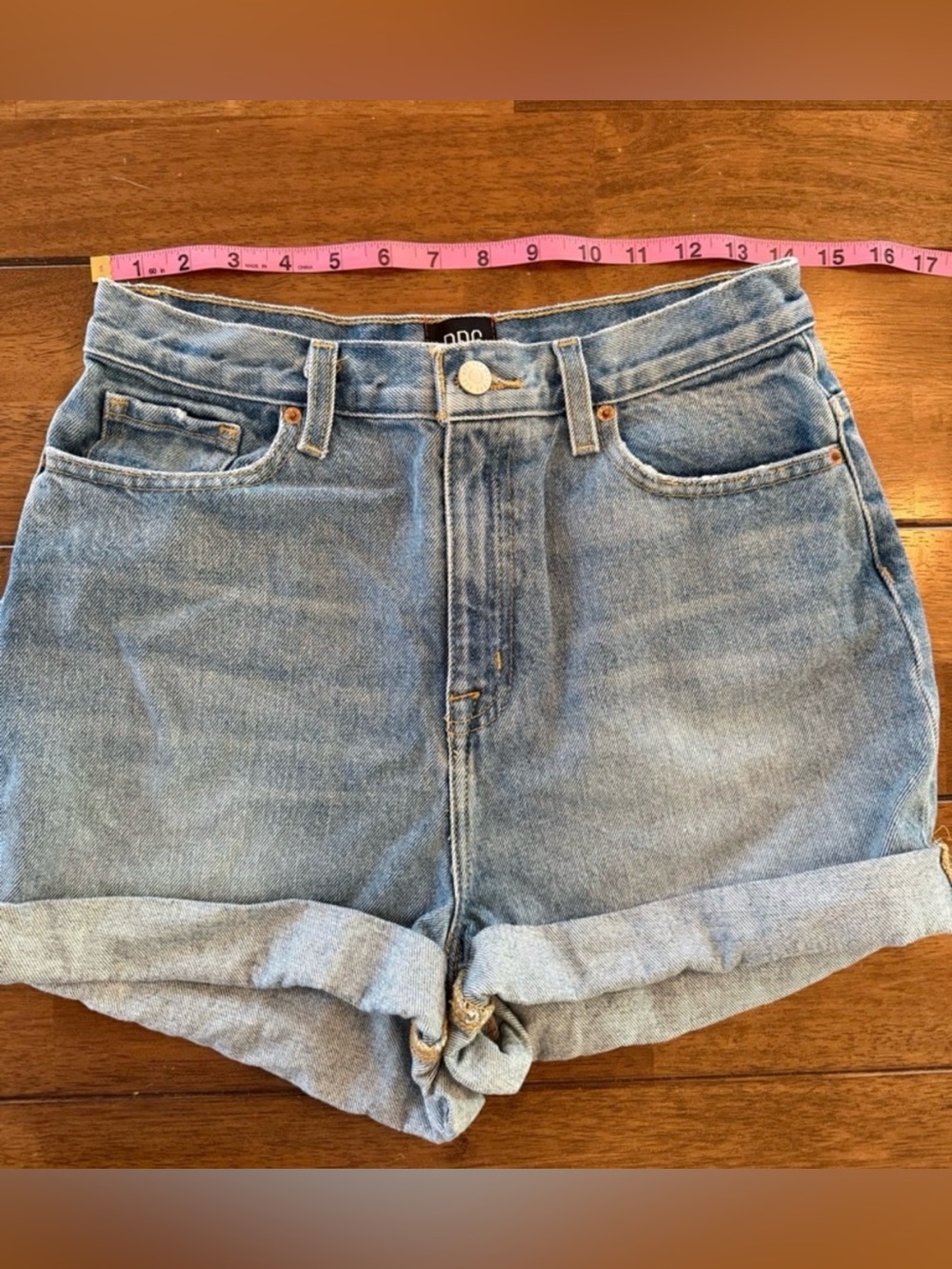 BDG Urban Outfitters Mom High-Rise Light Wash Denim Cuffed Shorts Sz 28